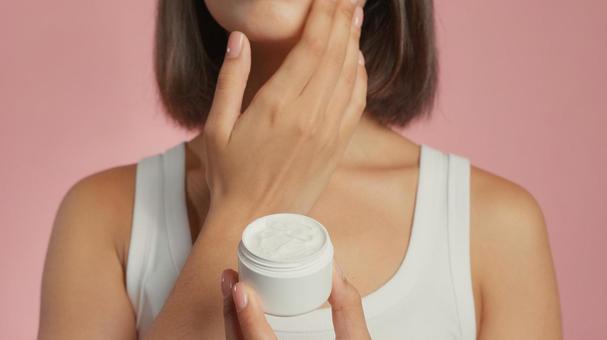 頬にクリームを塗っている女性 頬にクリームを塗っている女性 女性,外国人,アジア人の写真素材