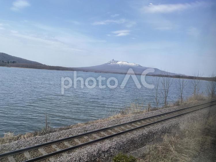 電車の車窓から見える北海道駒ヶ岳 函館,北海道,曇りの写真素材