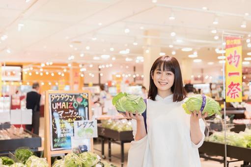 スーパーで買物をする若い女性 スーパーで買物をする若い女性 スーパー,女性,日本人の写真素材