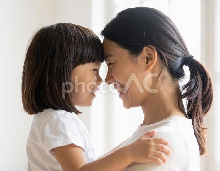 母と娘 母子,親子,ハグの写真素材