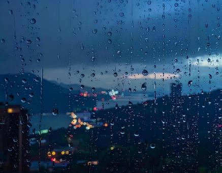雨に濡れた窓と街の光 雨に濡れた窓と街の光の写真