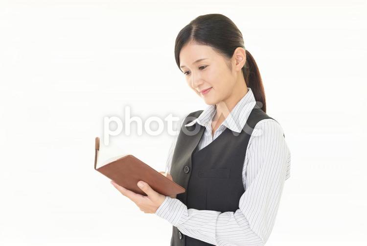 資料を確認するビジネスウーマン 女性,ビジネスウーマン,仕事の写真素材