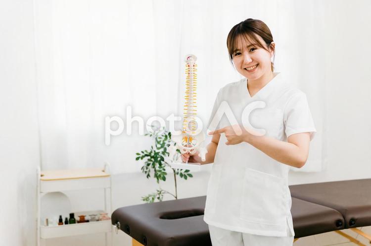 整体師のアジア人女性（整骨） 整体,整体師,整骨の写真素材