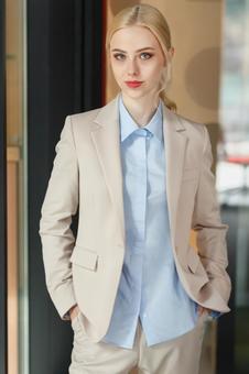 オフィスでポケットに手を入れて立つビジネスウーマン ビジネスウーマン,ビジネス,女性の写真素材