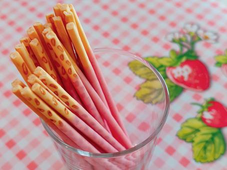 ストロベリーチョコのスティック菓子2 ストロベリーチョコのスティック菓子2 スティック菓子,チョコレート菓子,ストロベリーチョコの写真素材