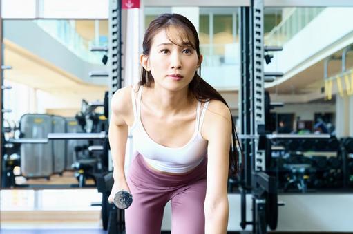 ダンベルで筋トレする女性 トレーニング,筋トレ,フィットネスの写真素材