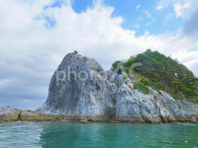 エメラルドグリーンの海に浮かぶ大きな岩 海,海辺,海に生える木の写真素材