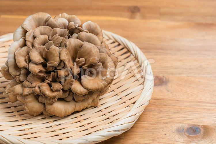 竹ざるに盛られた舞茸 舞茸,きのこ,原木の写真素材