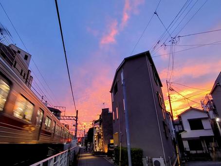 夕焼けの下を行く電車、東京都目黒区 夕焼けの下を行く電車、東京都目黒区の写真