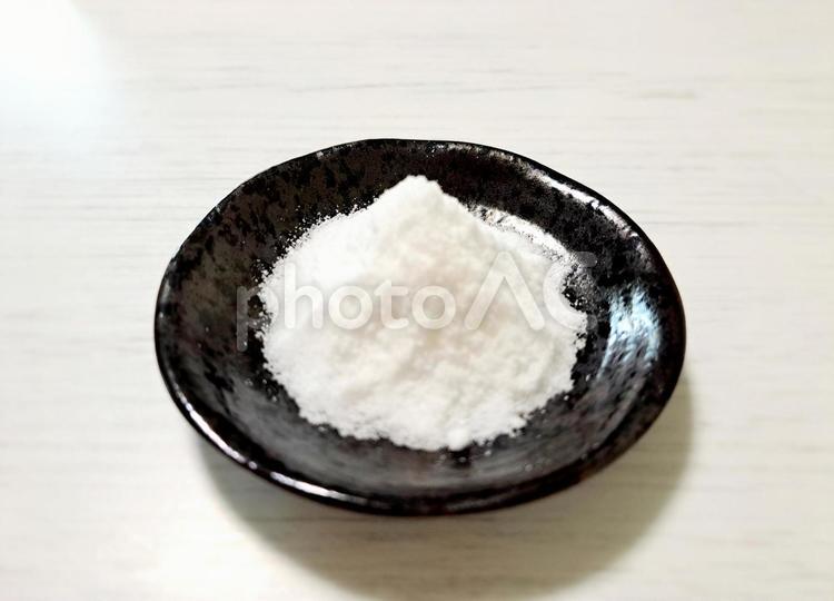 黒い皿に塩　01 塩,調味料,粗塩の写真素材