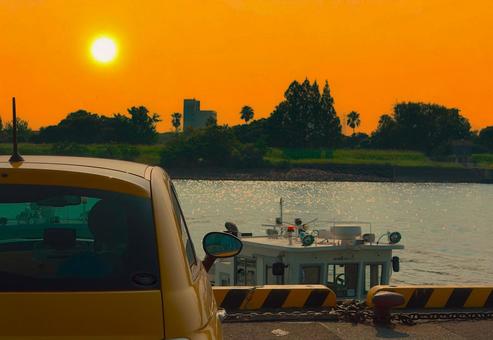 沈む夕日を見送るイタ車 沈む夕日を見送るイタ車 車,港,海の写真素材