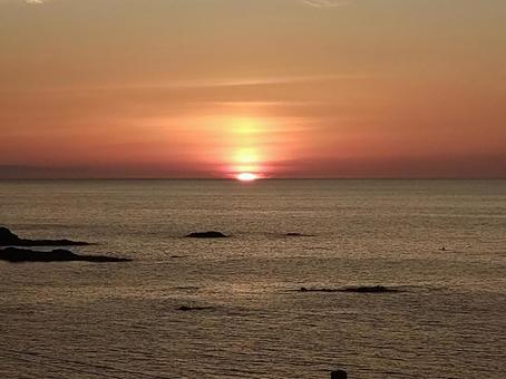 日本海に沈む太陽 日本海に沈む太陽 夕日,海,夕焼けの写真素材