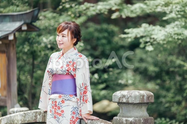 浴衣を着た女性 浴衣,女性,夏祭りの写真素材