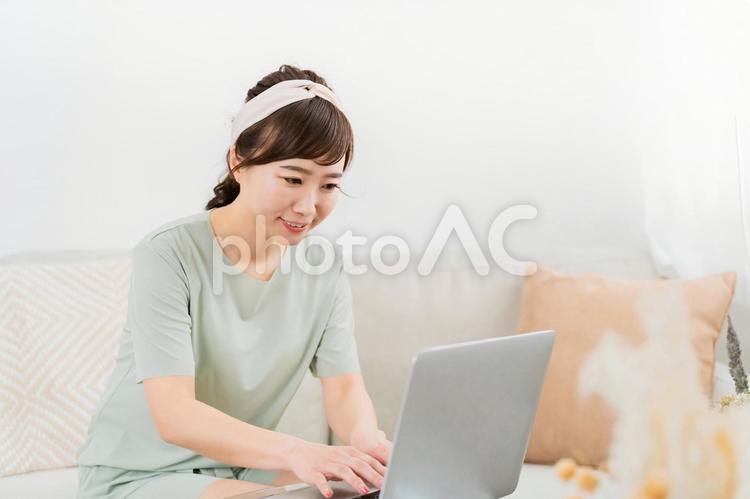 ノートパソコンを使ってテレワークする女性 ノートパソコン,テレワーク,パソコンの写真素材