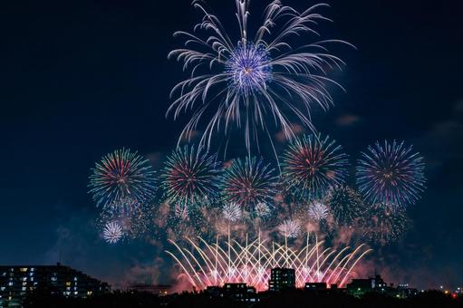 夜空に広がる色とりどりのスターマイン 夜空に広がる色とりどりのスターマイン 花火,打ち上げ花火,花火大会の写真素材