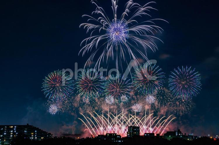 夜空に広がる色とりどりのスターマイン 花火,打ち上げ花火,花火大会の写真素材