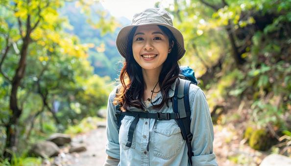 秋の山をトレッキング・登山する日本人女性 秋の山をトレッキング・登山する日本人女性の写真