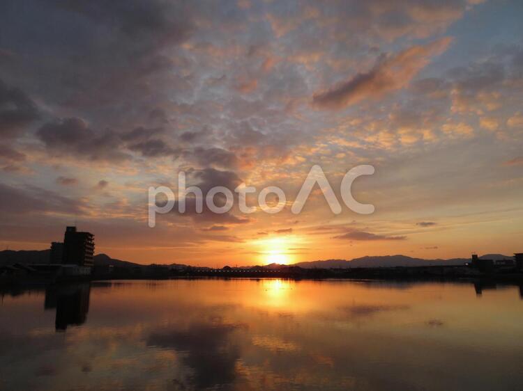 冬の池の日の出 背景,日の出,池の写真素材