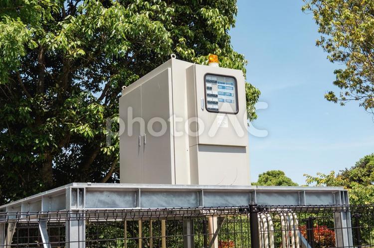 屋外に設置された制御盤と青空の背景 制御盤,制御機器,機械設備の写真素材