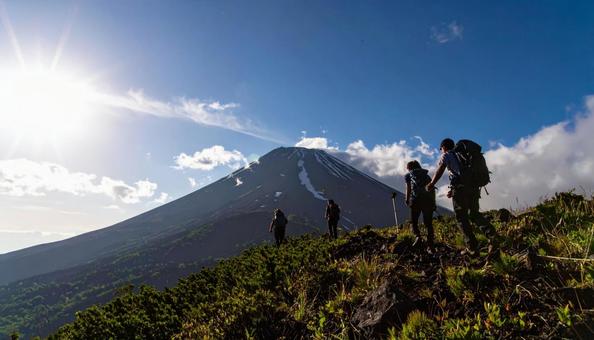 青空の下の山頂 夏の登山する人々 青空の下の山頂 夏の登山する人々の写真