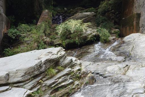 徳島県-琵琶の滝から祖谷川に流れる水 徳島県-琵琶の滝から祖谷川に流れる水の写真
