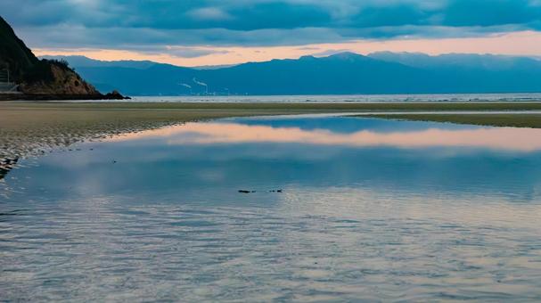 朝焼けに染まる静かな浜辺 朝焼けに染まる静かな浜辺の写真
