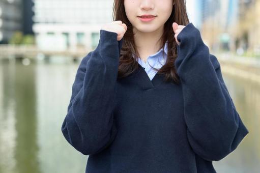 ガッツポーズをする女子高生 ガッツポーズをする女子高生 高校生,女子高生,ガッツポーズの写真素材