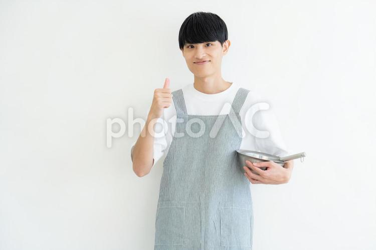 料理をする男性 男性,料理,家事の写真素材