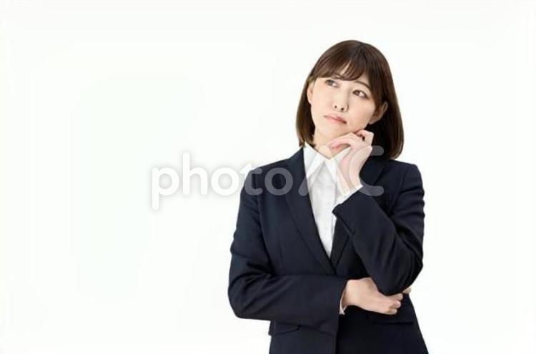 顎に手を当て考え事をするビジネスウーマン ビジネスウーマン,女性,考えるの写真素材