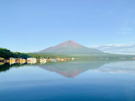 山中湖から望む富士山 山中湖から望む富士山 山中湖,富士山,鏡面の写真素材