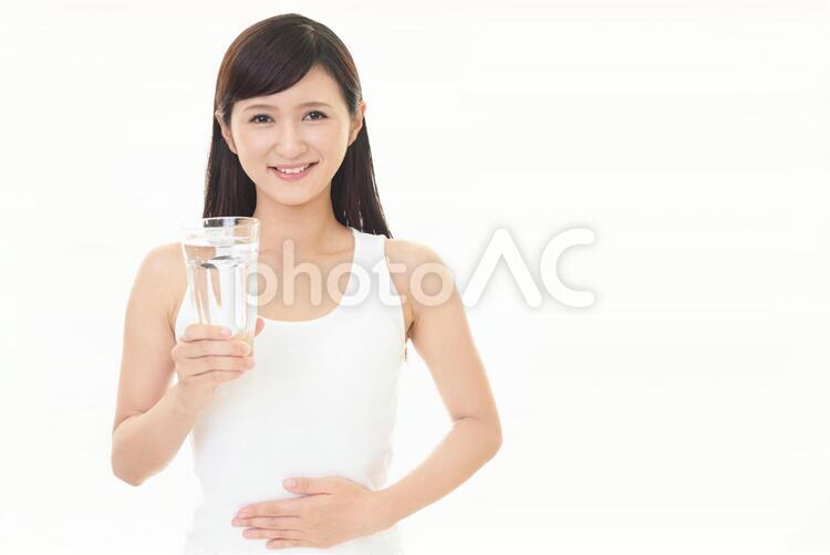 お水の入ったグラスを持つ笑顔の女性 女性,女,笑顔の写真素材