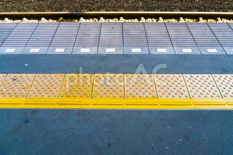 京急本線立会川のホーム 点字ブロック,レール,駅の写真素材