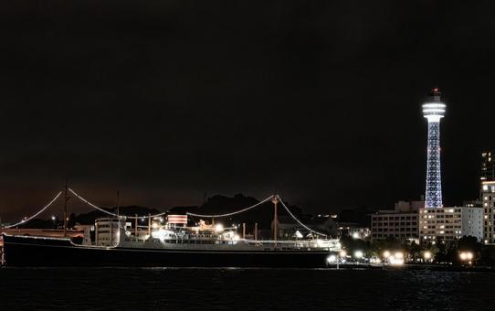 大桟橋から山下公園の夜景を望む 大桟橋から山下公園の夜景を望む 夜景,氷川丸,山下公園の写真素材