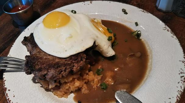 ハワイで食べるワイルドなロコモコランチ ハワイで食べるワイルドなロコモコランチ ロコモコ,ハンバーグ,グレービーの写真素材