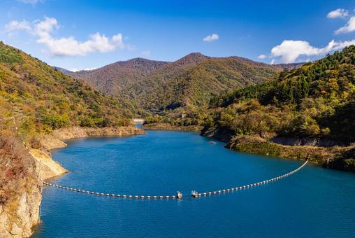 群馬県 奥四万湖の秋景色 群馬県 奥四万湖の秋景色 秋,紅葉,湖の写真素材
