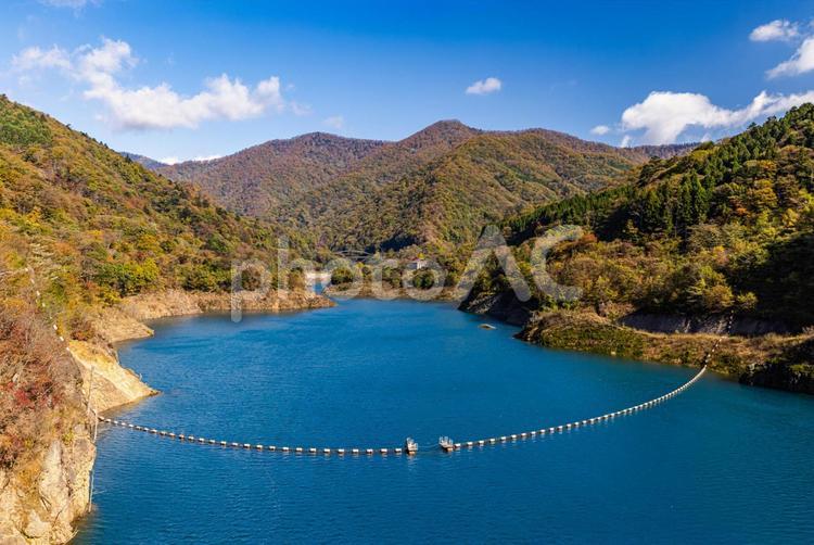 群馬県　奥四万湖の秋景色 秋,紅葉,湖の写真素材