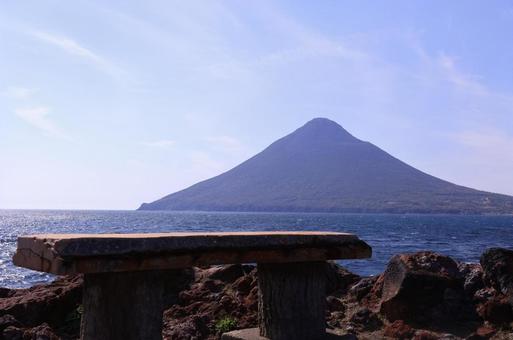 開聞岳とベンチと海 長崎鼻 開聞岳とベンチと海 長崎鼻の写真