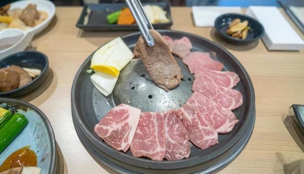 リビングのテーブルに置いたプレートで焼肉 リビングのテーブルに置いたプレートで焼肉の写真