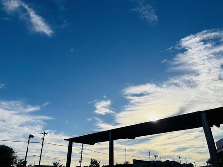 バス停の屋根と青空 バス停の屋根と青空の写真