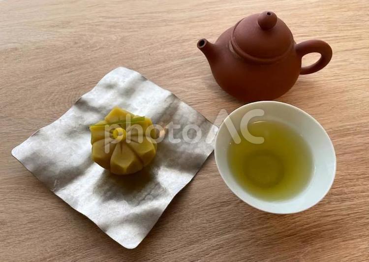水仙の練りきりとお茶 和菓子,水仙,練り切りの写真素材