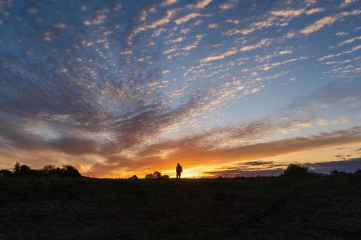 朝焼け マジックアワー,早朝,シルエットの写真素材