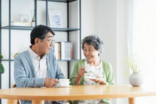 自宅でくつろぐシニアの夫婦 自宅でくつろぐシニアの夫婦 シニア,夫婦,コーヒーの写真素材