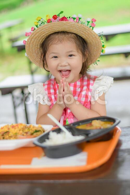 いただきますをする子供 子供,合掌,いただきますの写真素材