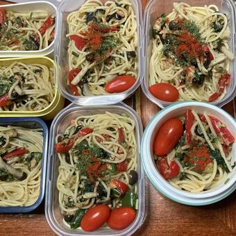 パスタ（野菜と鮭） パスタ,麺類,野菜の写真素材