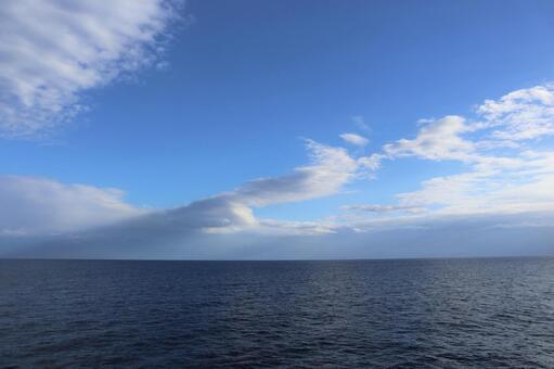 フェリーからの青空と雲 フェリーからの青空と雲の写真