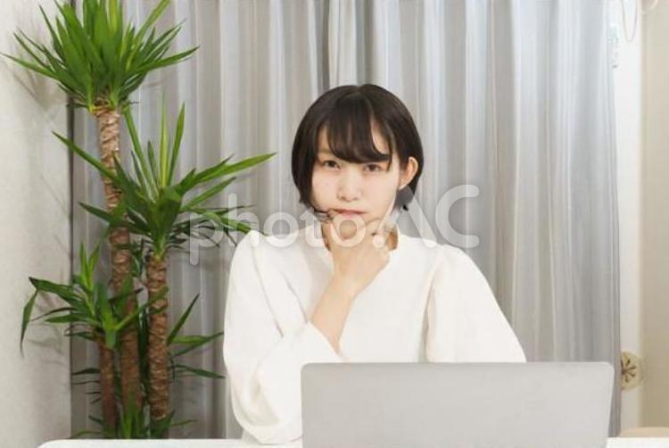 オフィスでパソコン操作をする女性のイメージ 女性,パソコン,テレワークの写真素材