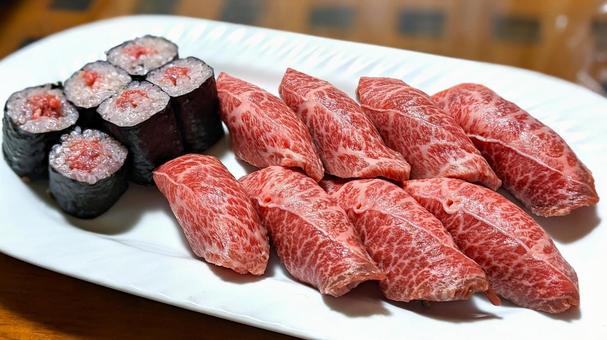 高級和牛の握り寿司と鉄火巻 高級和牛の握り寿司と鉄火巻 盛り合わせ,巻き寿司,牛肉鉄火巻きの写真素材