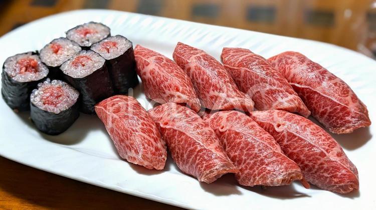 高級和牛の握り寿司と鉄火巻 盛り合わせ,巻き寿司,牛肉鉄火巻きの写真素材