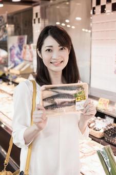スーパーで買物をする女性 スーパーで買物をする女性 スーパー,女性,人物の写真素材