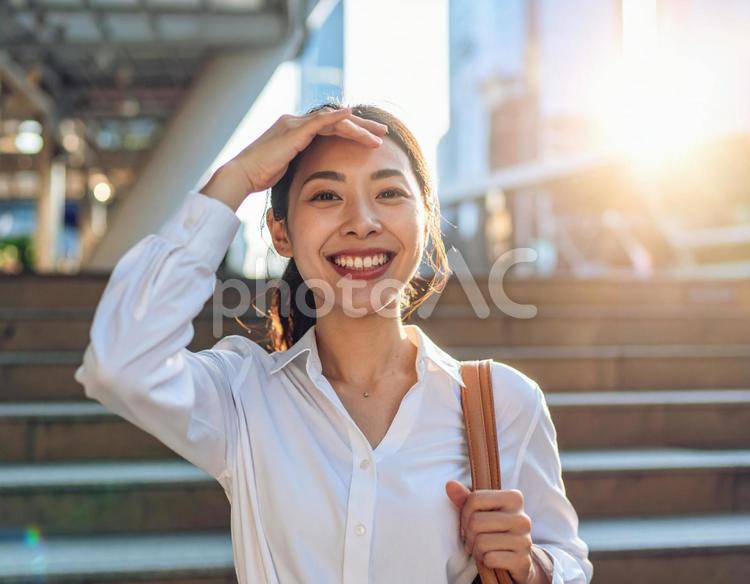 営業回りに出る、真夏のビジネスパーソン 夏,ビジネスパーソン,ワイシャツの写真素材